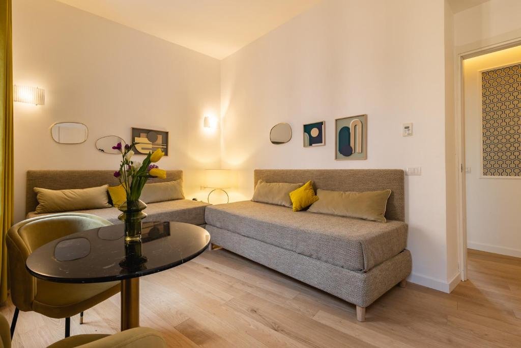 Deluxe Suite · living area