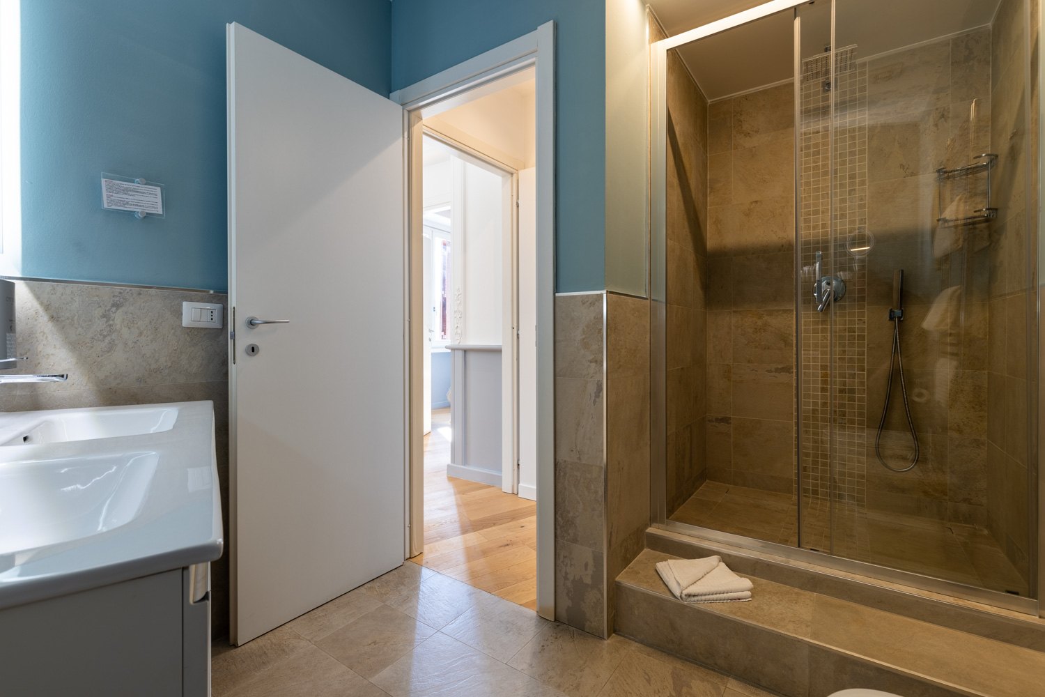Executive Suite · walk-in shower