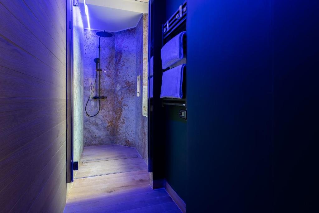 Presidential Suite · shower