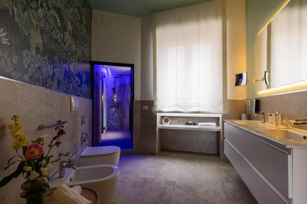 Presidential Suite · bathroom