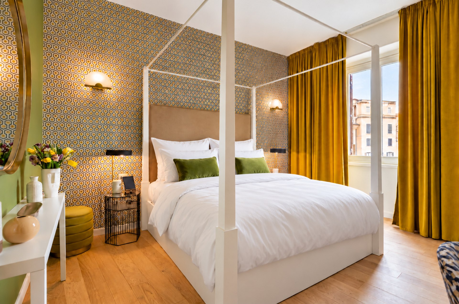 Deluxe Suite · four-poster bed